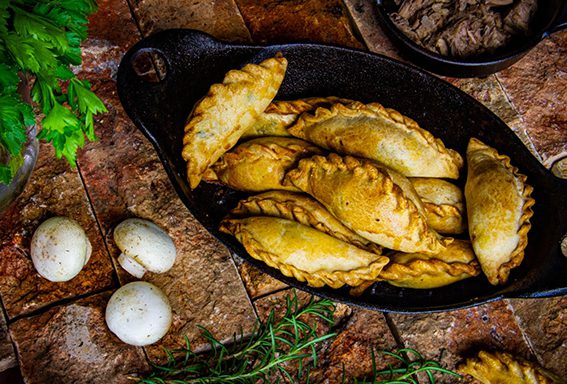 Empanadas de carne de res y hongos frescos